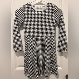 Girls houndstooth, long sleeve dress size Medium (7/8) . EUC
